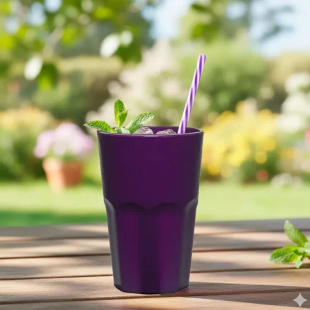 O Copo Granity em PP Violeta 28cl (280ml) impressiona pelo design granulado e pela cor intensa.